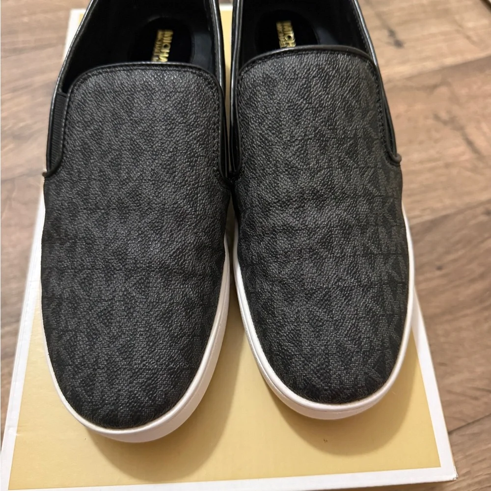 Michael Kors women’s size 8 black leather Keaton slip ons